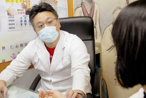 台中東勢仁祐堂中醫診所醫師診治照片
