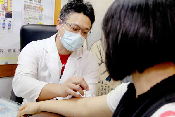 台中東勢仁祐堂中醫診所醫師診治照片